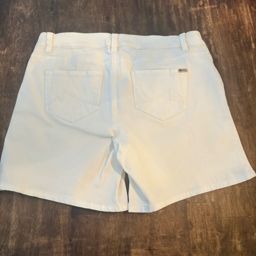 MAX JEANS White Denim Jean Shorts! Wide leg or roll up! Excellent condition! 6